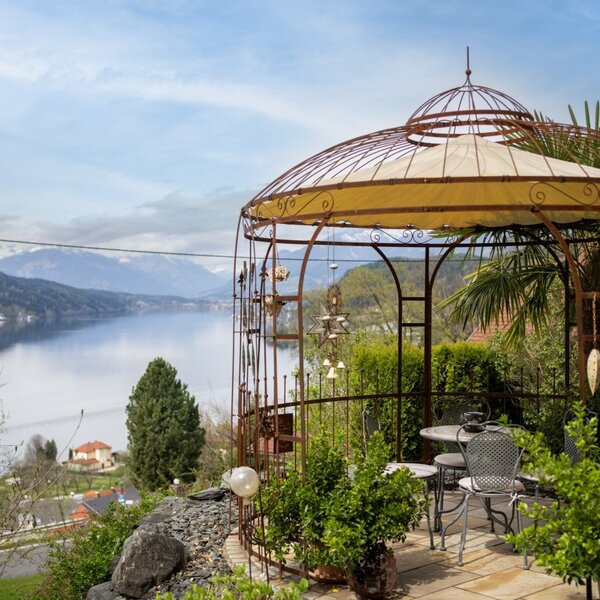 Terrasse mit Pavillon