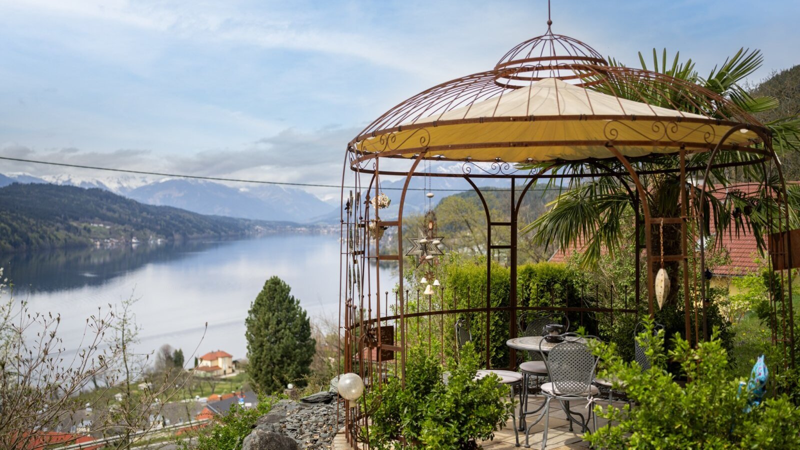 Terrasse mit Pavillon