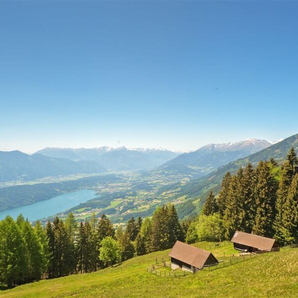 Unsere Almhütte mit Blick ins Tal