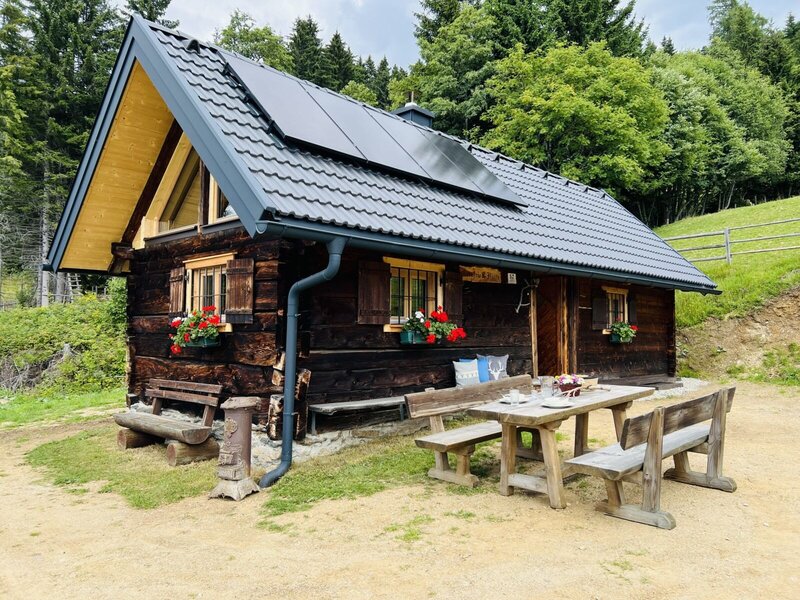 Götzfried-Hütte mit Sitzgelegenheit