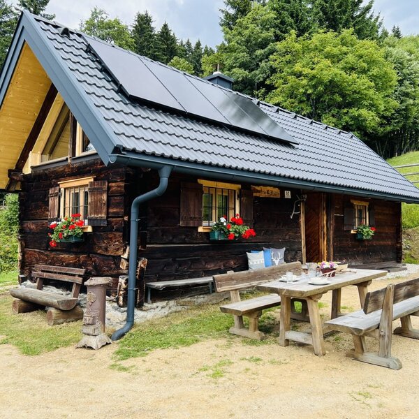 Götzfried-Hütte mit Sitzgelegenheit