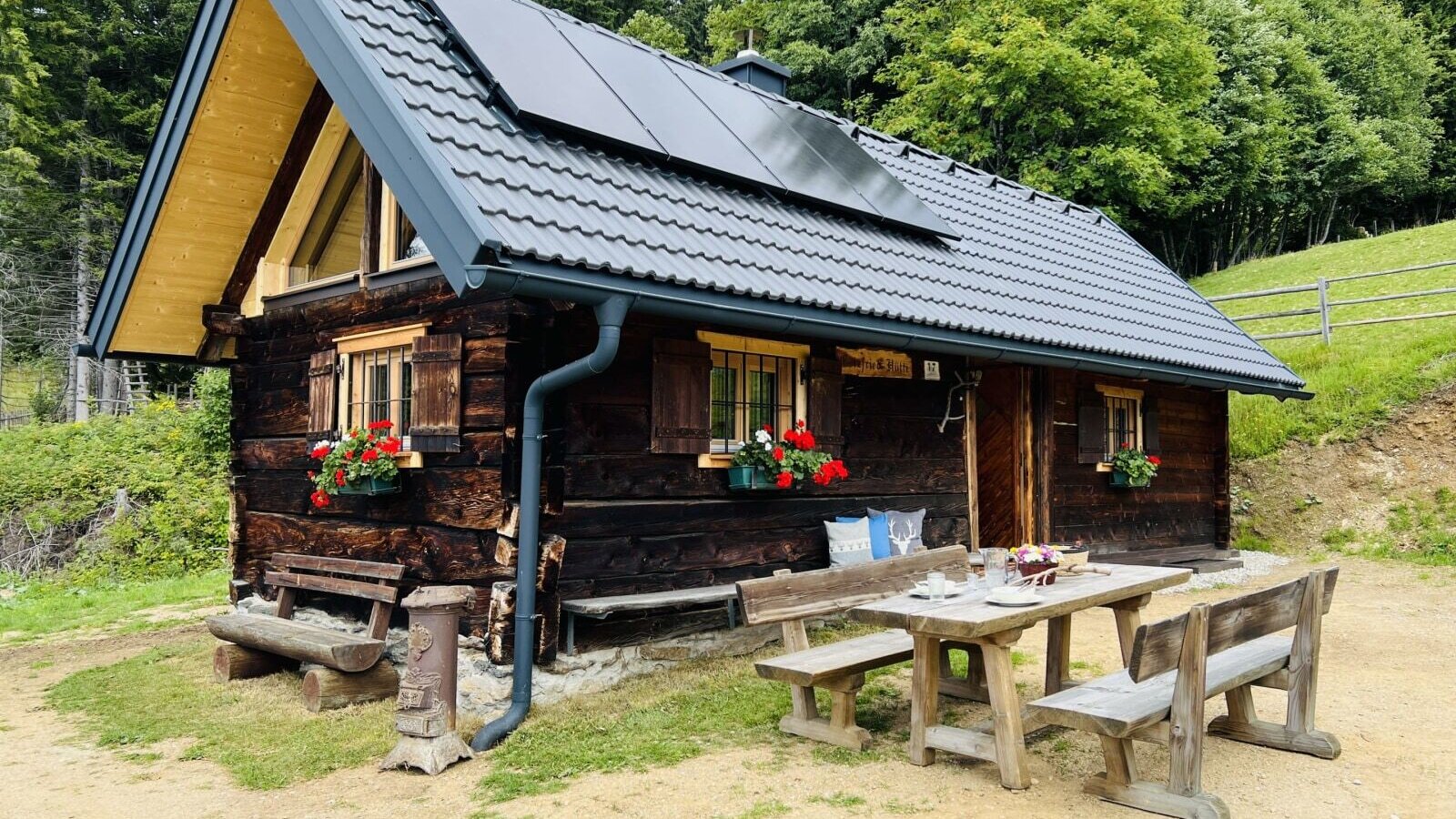 Götzfried-Hütte mit Sitzgelegenheit