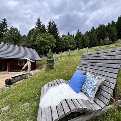 Gemütlicher Platz vor Almhütte