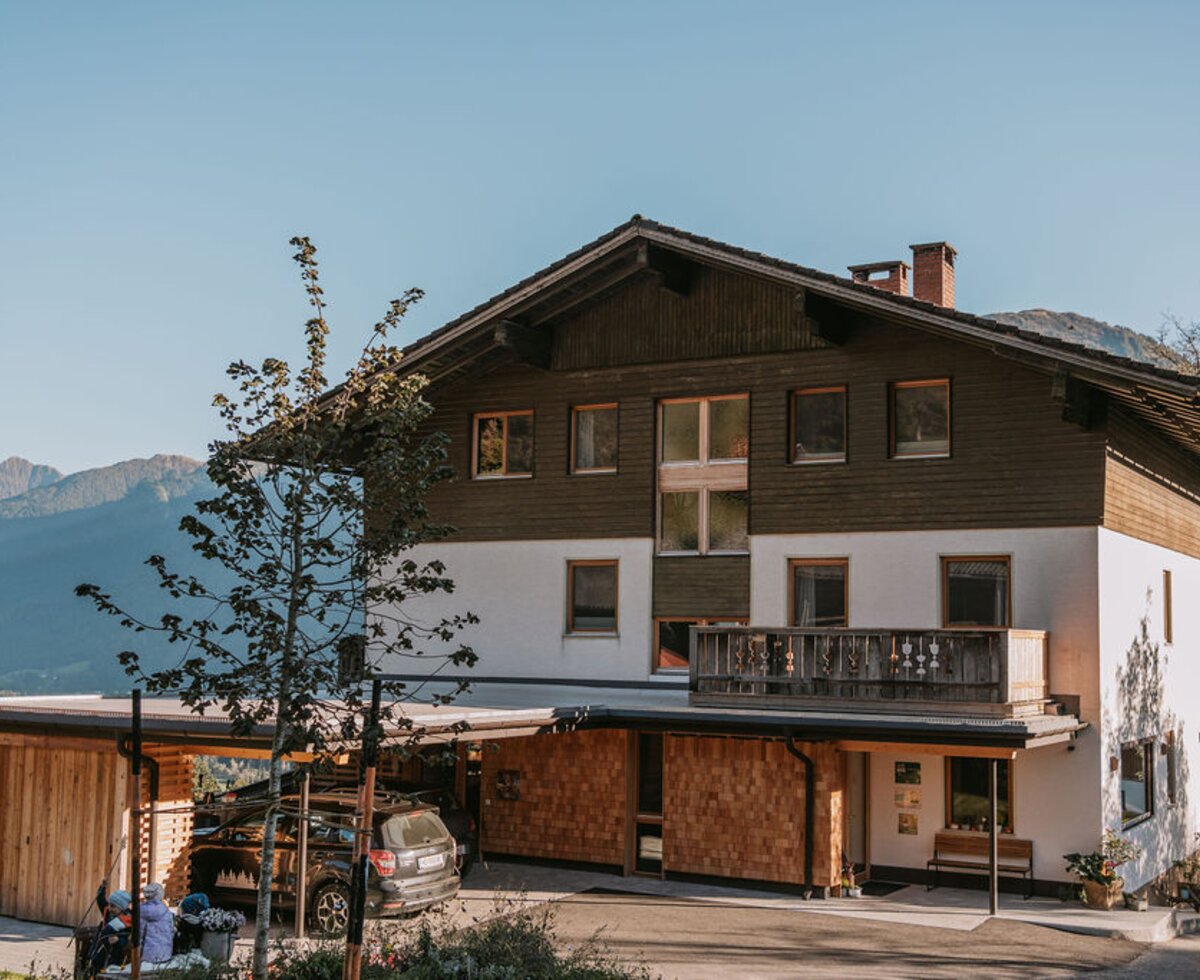 Das Wohn- und Gästehaus von außen.