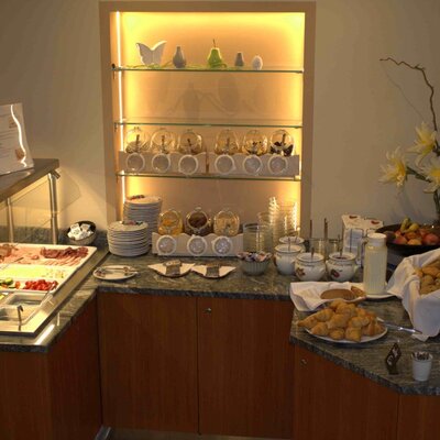 Das Frühstücksbuffet im Bauernhof bietet eine Auswahl an Aufschnitt, Gemüse, Obst, Müsli, Brot und Gebäck.