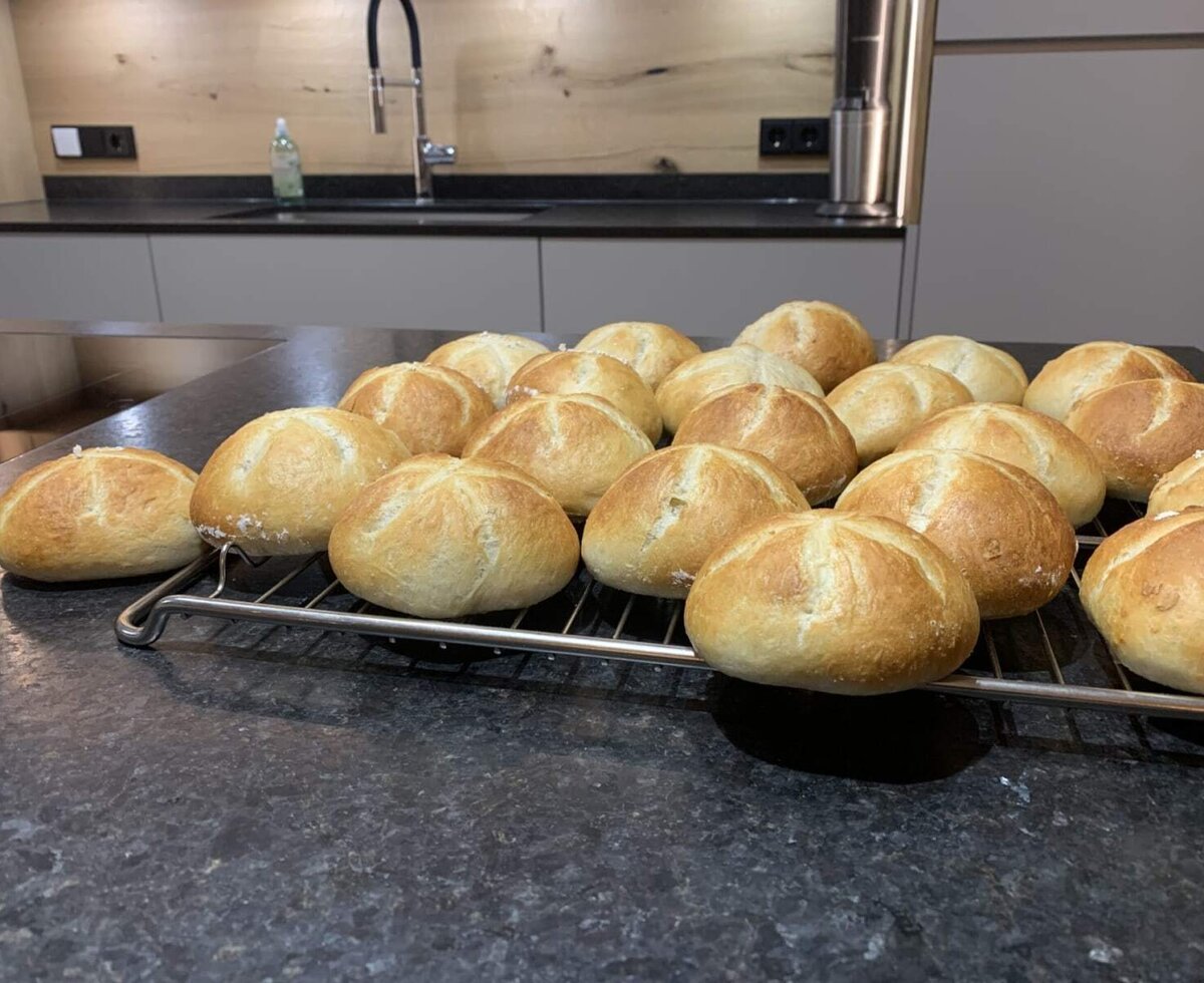 Frisch gebackene, goldbraune Brötchen.