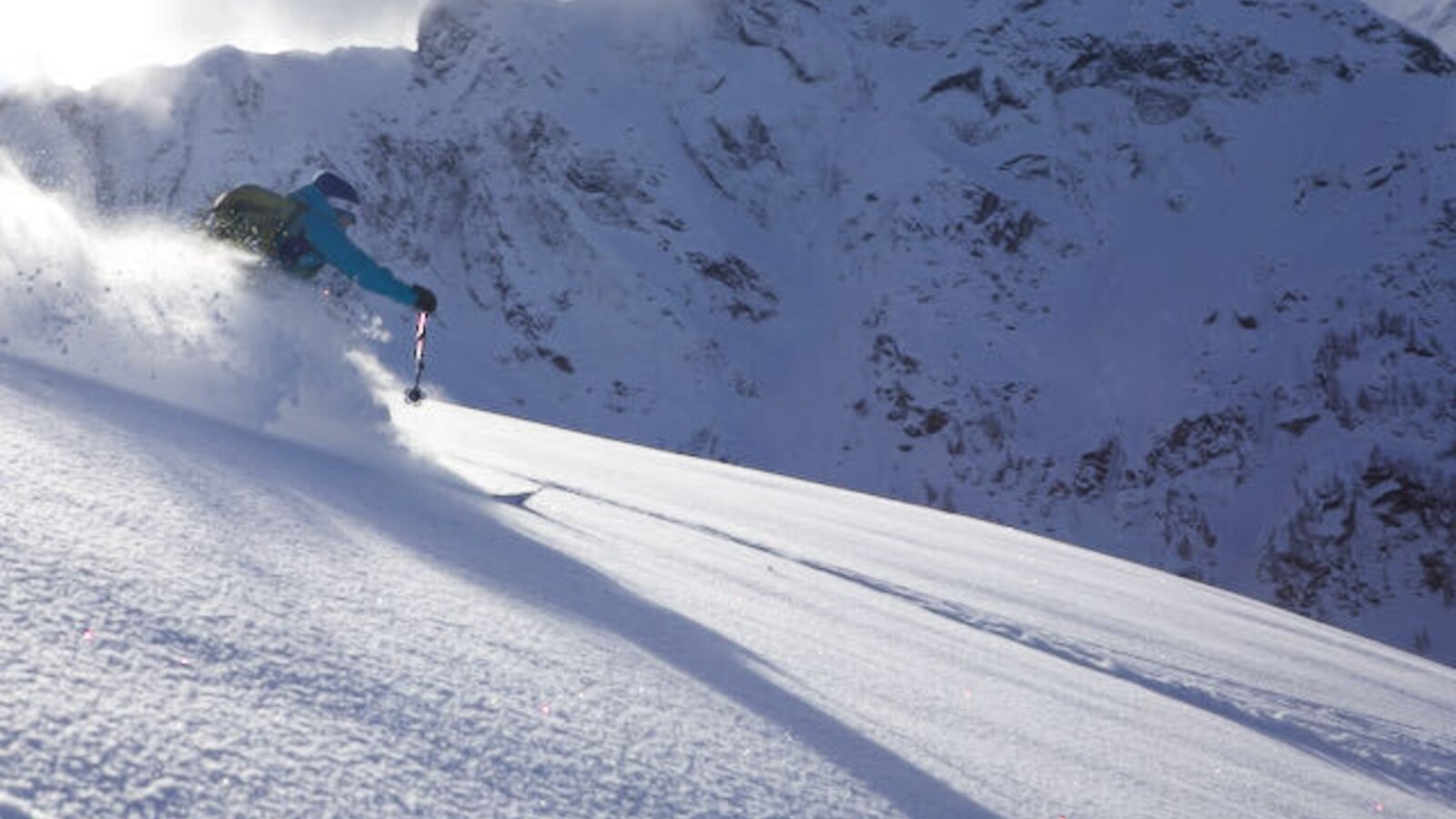 Ein Skifahrer im Tiefschnee in der winterlichen Berglandschaft, passend zu den Winteraktivitäten, die vom Bauernhof angeboten werden.