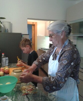 Oma Tini und Moritz beim Backen