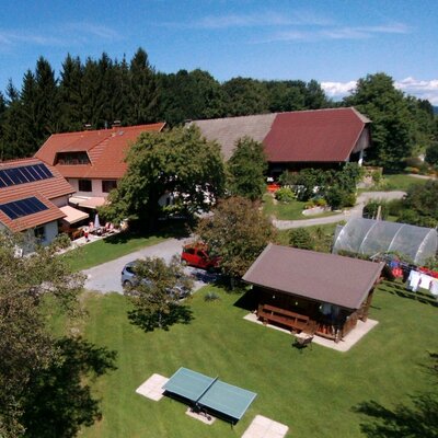 Königshof mit Kinderhhäusl und Tischtennis