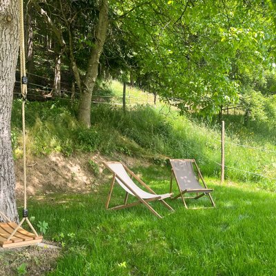 Garten mit Schaukel und Liegen