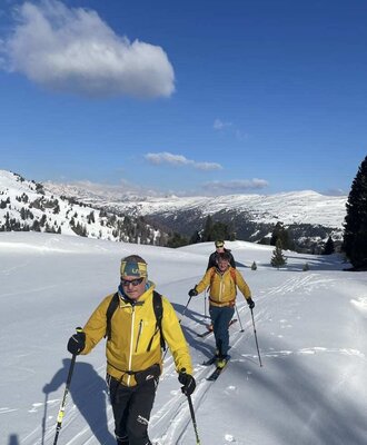 Traumhafte Skitouren direkt vor der Haustür der Alm inmitten der verschneiten Kärntner Bergwelt.