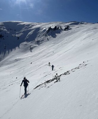 Sonnige, schneebedeckte Berghänge direkt an der Alm für traumhafte Skitouren.