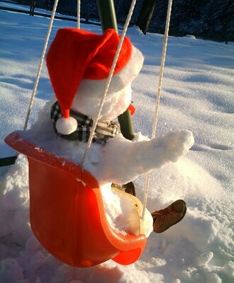 schneekind in der Schaukel