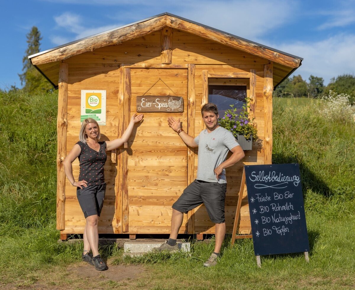 Die Selbstbedienungs-Hütte auf dem Bauernhof bietet frische Bio-Produkte wie Eier, Rohmilch, Naturjoghurt und Topfen zum Kauf an.