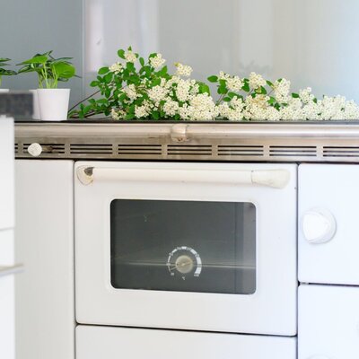 Weißer Küchenherd mit Backofen in der Küche des Bauernhofs.