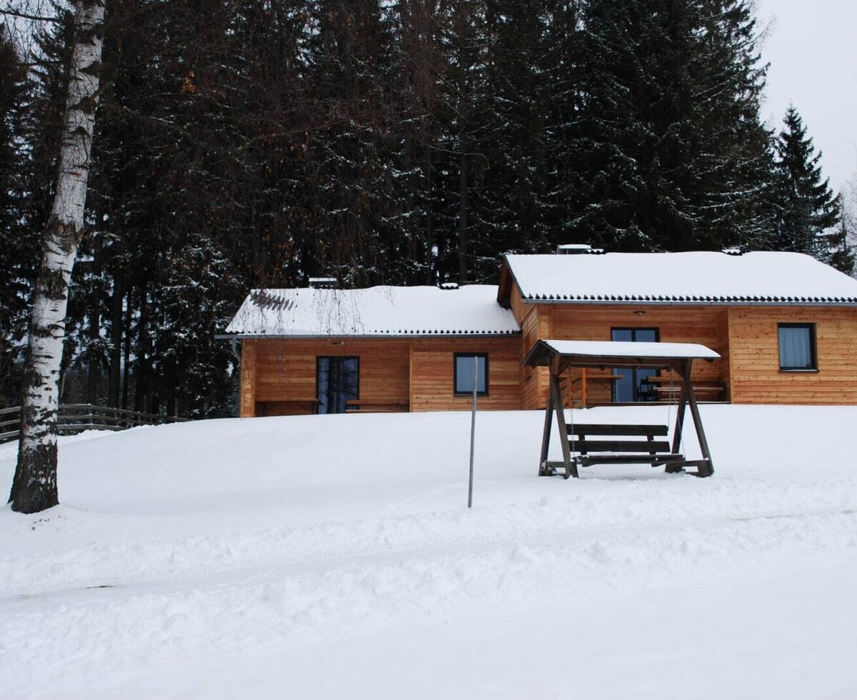Die Langhanshütten im Winter mit Holzschaukel.