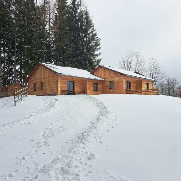 Die Langhanshütten eingebettet in eine verschneite Winterlandschaft.