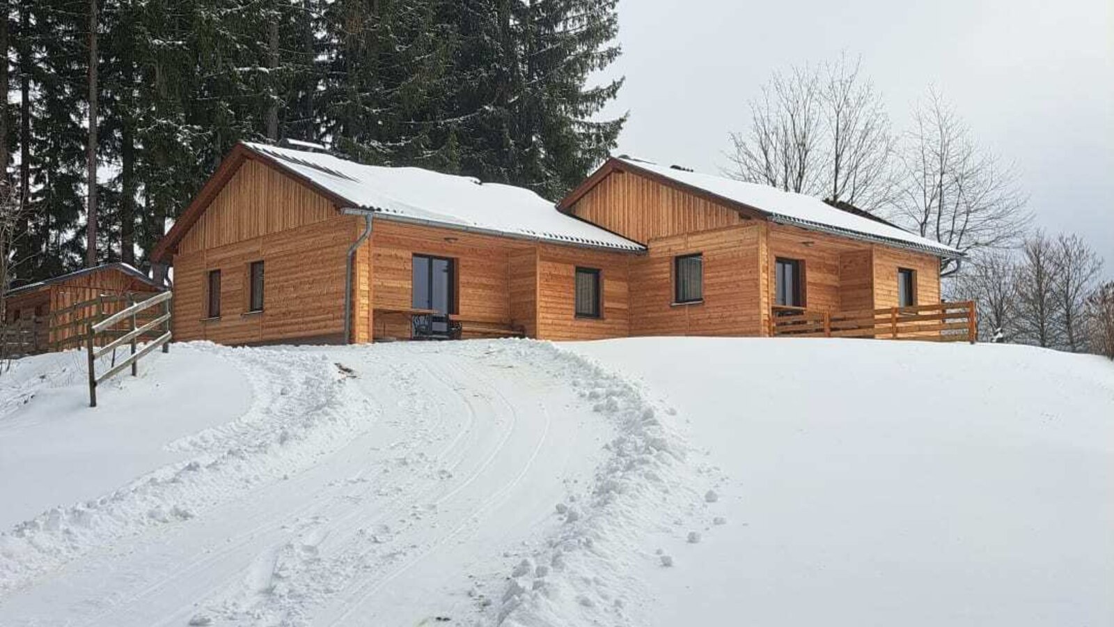 Die Langhanshütten eingebettet in eine verschneite Winterlandschaft.