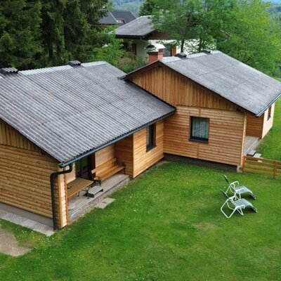 Langhanshütte mit Garten und Liegestühlen