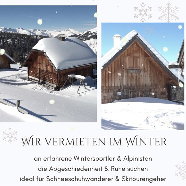Außenansicht der Alm im Winter, bedeckt mit Schnee und umgeben von einer Berglandschaft.