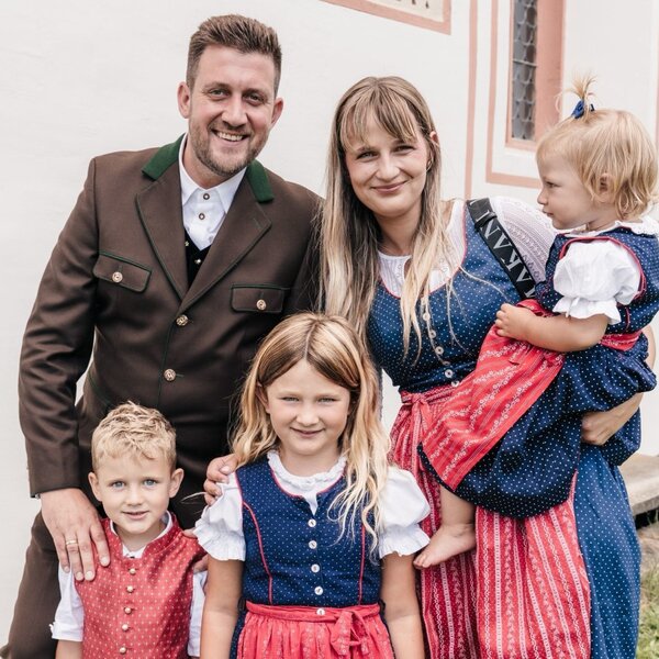 Die herzlichen Gastgeber des Ferienhauses heißen Sie in traditioneller Tracht willkommen.