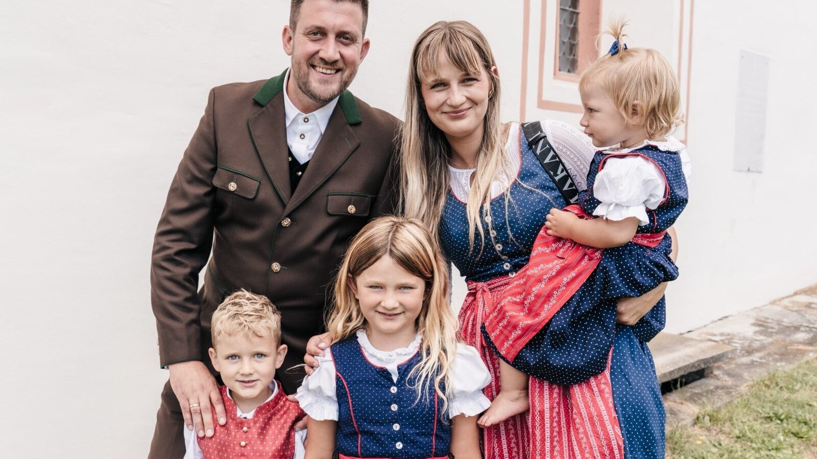 Die herzlichen Gastgeber des Ferienhauses heißen Sie in traditioneller Tracht willkommen.