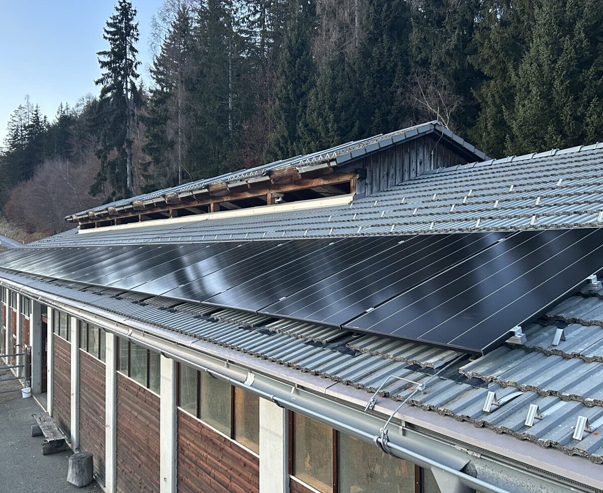 Solarpaneele auf dem Ziegeldach des Bauernhofs.