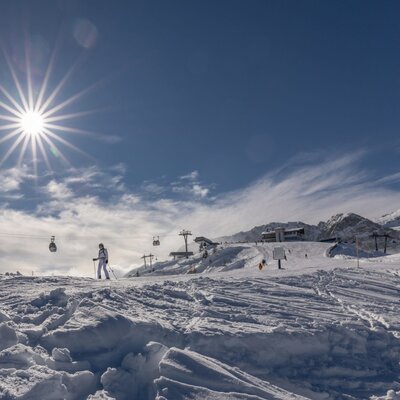Das Skigebiet mit sonnigen Pisten, Skifahrern und Liftanlagen, erreichbar vom Bauernhof aus.