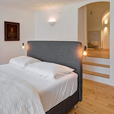 Zimmer Hermine, großes Boxspringbett mit Bad en suite