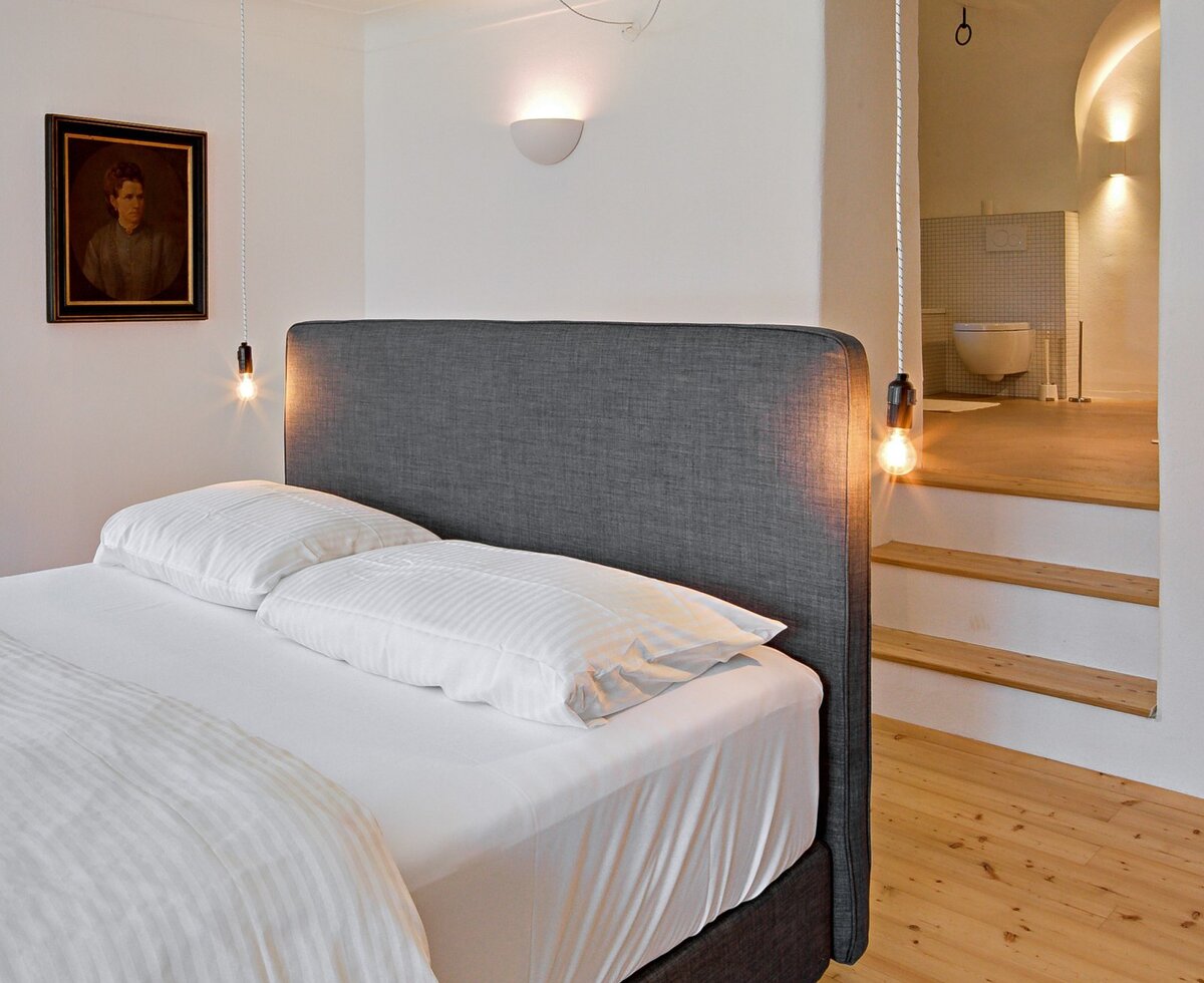 Zimmer Hermine, großes Boxspringbett mit Bad en suite