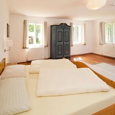 Zimmer Jakob: Großes, sonniges Zimmer mit Doppelbett und zwei Zusatzbetten