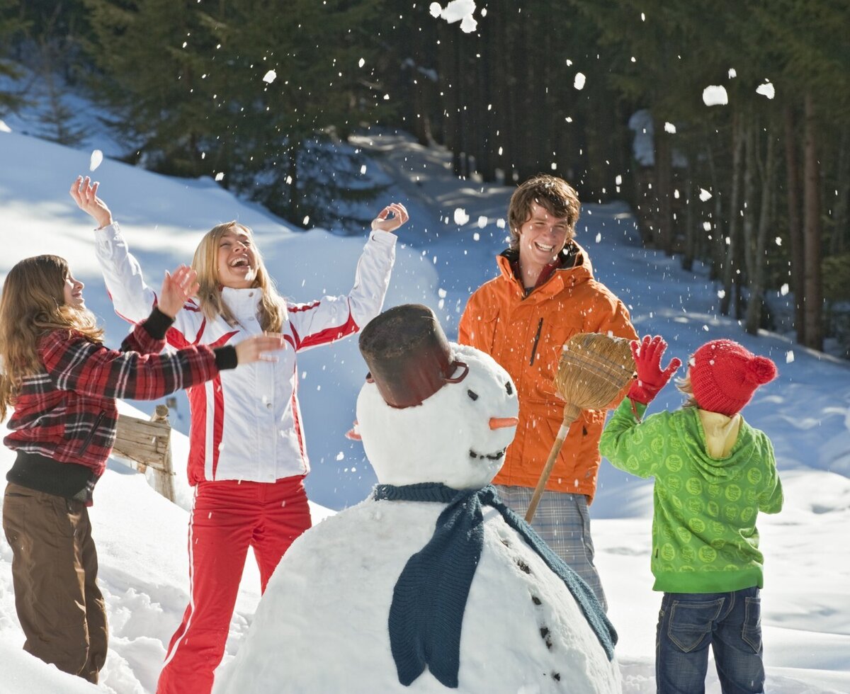 Spaß bei Schneemann bauen