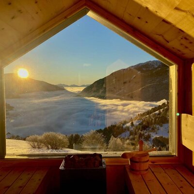 Panorama Sauna @Strobl Alm mit Sonnenaufgang oberhalb vom Nebelmeer im Tal