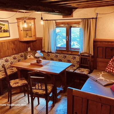 A gemüatlichs Platzerl in der Bauernstube@Panorama Almhütte Nockberge