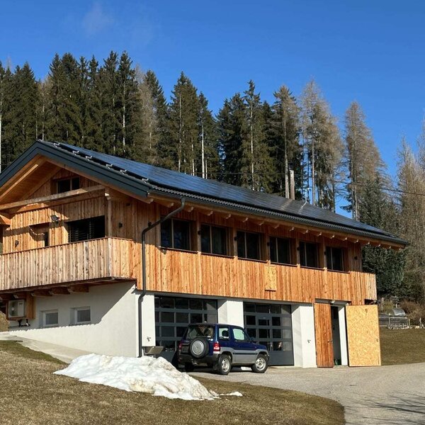 Umbau oberhalb der Traktorgarage zu einem rund 80m² grossen Aufenthaltsbereich für Gäste unseres Urlaub-am-Bauernhof-Angebots.
