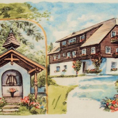 Illustration des Bauernhofs mit Holzfassade, Balkonen und einer Wegkapelle mit Kreuz und Blumen.