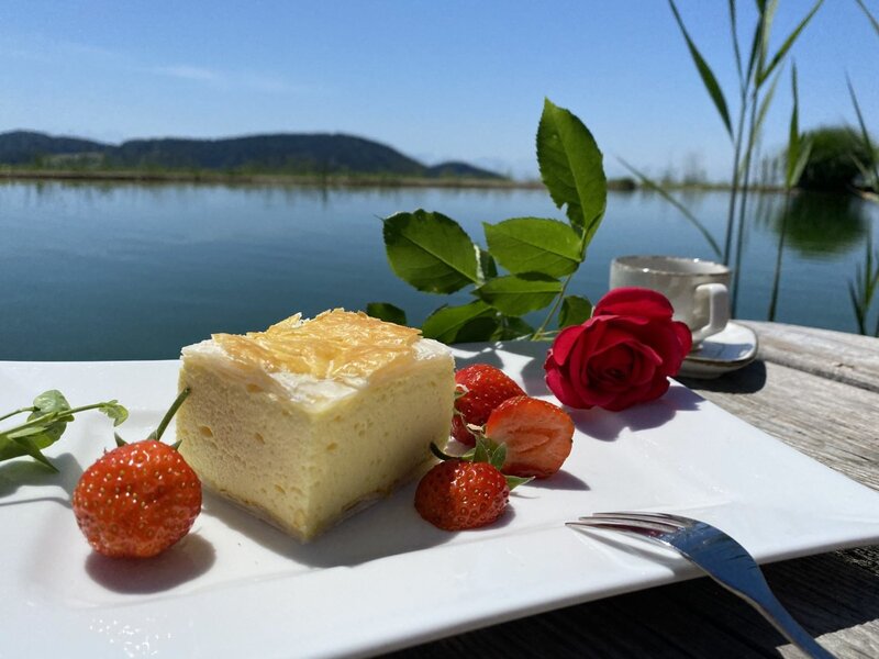 Dessert mit Erdbeeren und Kaffee am Naturbadeteich des Bauernhofs.