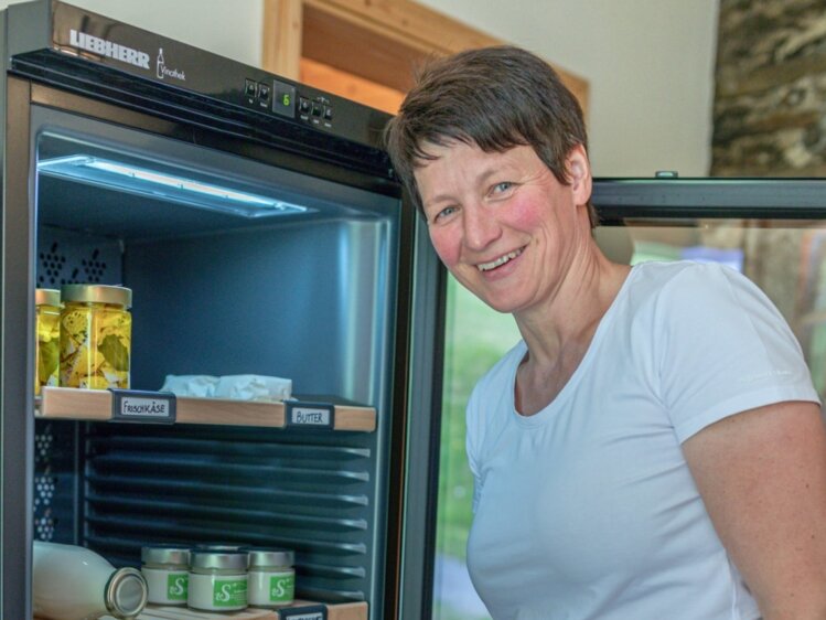 Im Kühlschrank der Alm stehen regionale Produkte wie Milch, hausgemachte Aufstriche, Speck und Brot für Gäste bereit.