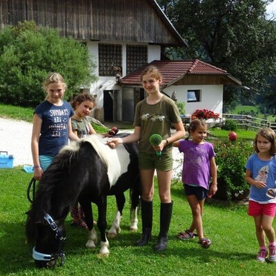Kinder mit Pony