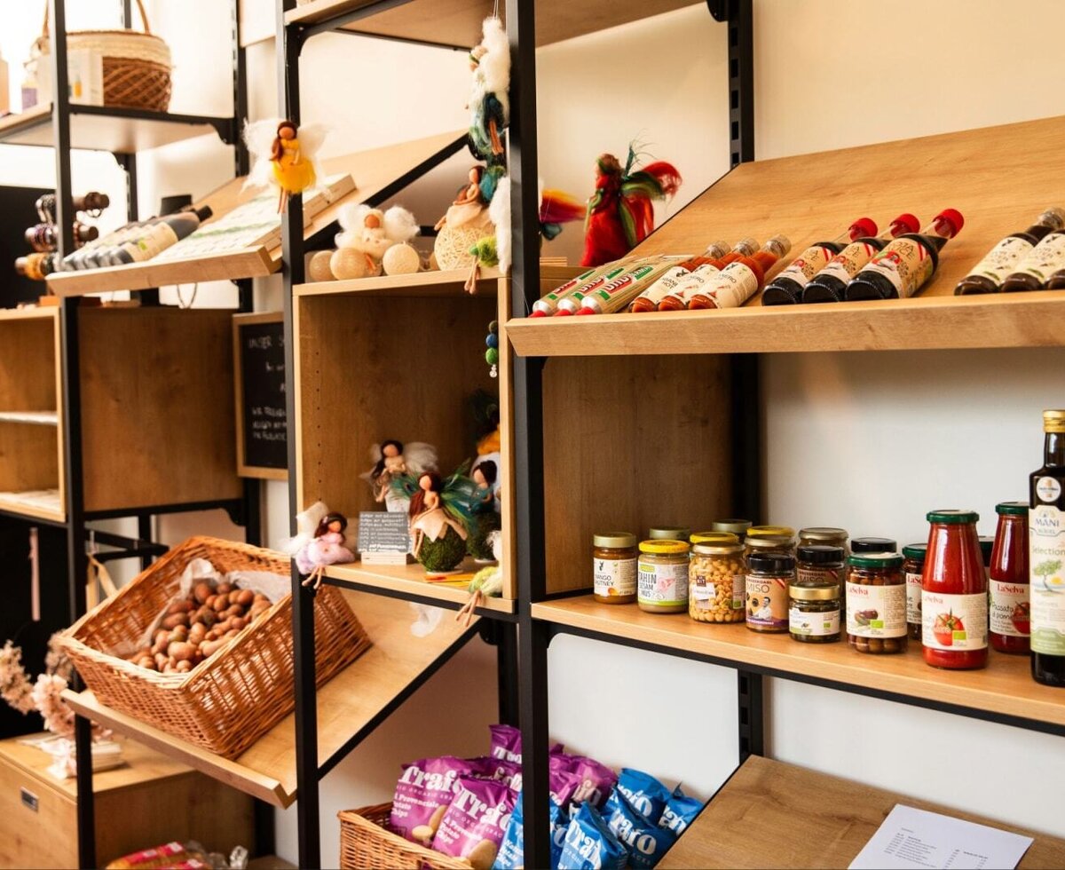 Der hauseigene Mini-Biomarkt des Bauernhofs mit einer feinen Auswahl an regionalen Produkten und handgemachten Details.
