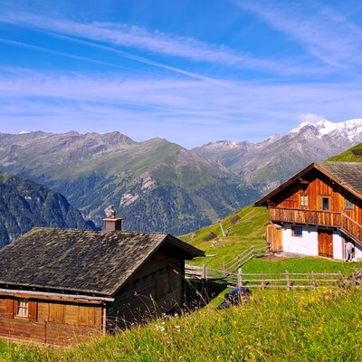 Seppenalmhütte mit Blick über das Tal