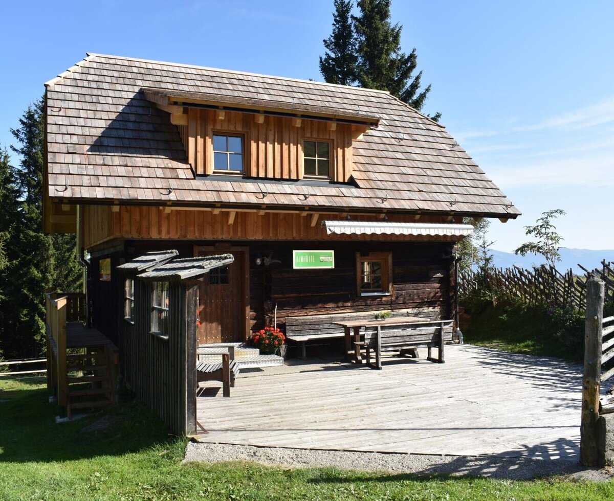 Der sonnige Außenbereich der Hütte - der obere Stock wurde im Sommer 2023 renoviert.