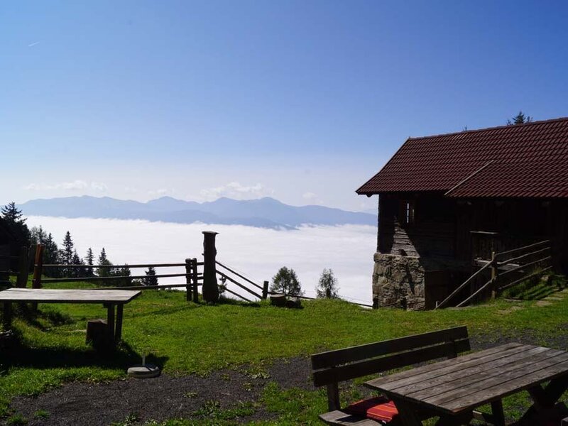 Tröbacheralm Hütte - mit Blick ins Tal