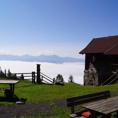 Tröbacheralm Hütte - mit Blick ins Tal