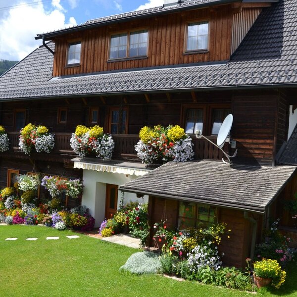 Hausansicht mit Garten