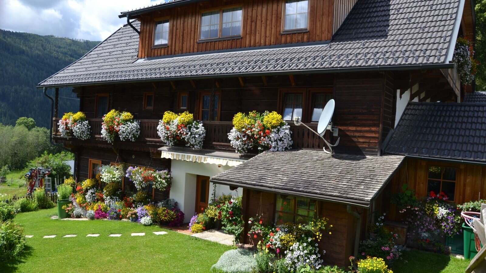 Hausansicht mit Garten