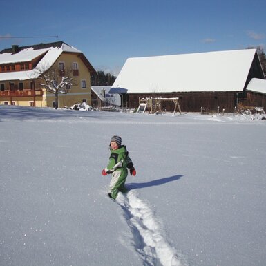 durch den Schnee stapfen