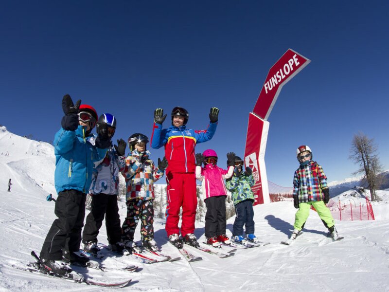 Kinder mit einem Skilehrer auf der Funslope, ein Freizeitangebot für Gäste des Bauernhofs.