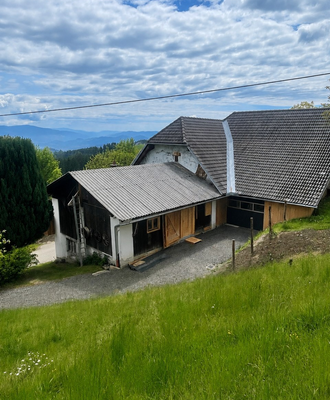 Die bestehende alte Mostpresse wurde auf rund 45 m² für die Nutzung durch Gäste im Rahmen von Urlaub am Bauernhof ausgebaut.