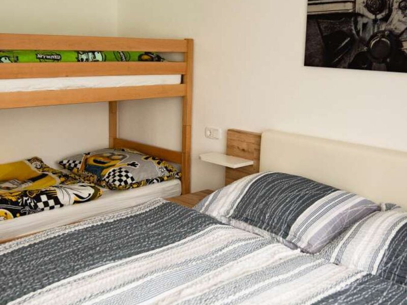 Schlafzimmer im Alpakahof mit Doppelbett und Etagenbett.